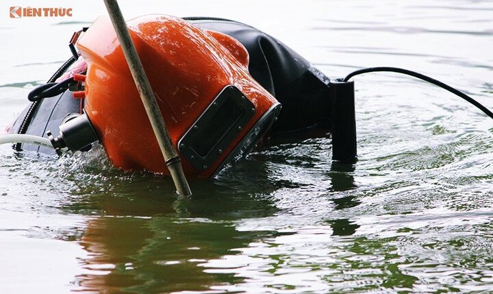 Ảnh: Người nhái ngụp lặn dưới nước lạnh rà phá bom mìn ở Hồ Gươm