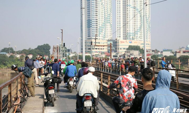 Ảnh: Dân Thủ đô nô nức xem trục vớt bom dưới chân cầu Long Biên