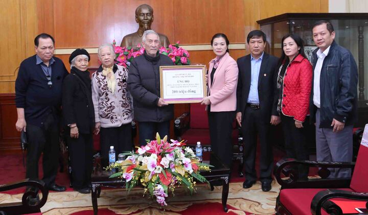 Gia đình cụ Trịnh Văn Bô trao 200 triệu đồng ủng hộ đồng bào lũ lụt miền Trung