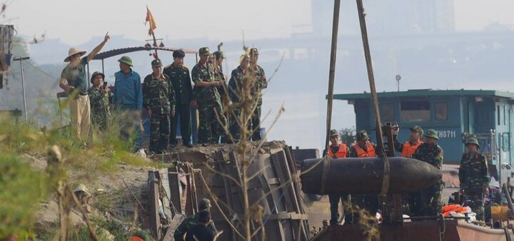 Toàn cảnh trục vớt bom dưới chân cầu Long Biên