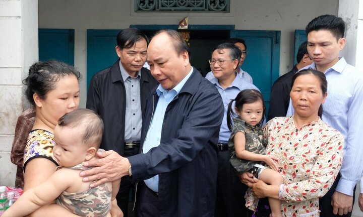 Thủ tướng thăm người dân vùng tâm bão Khánh Hòa
