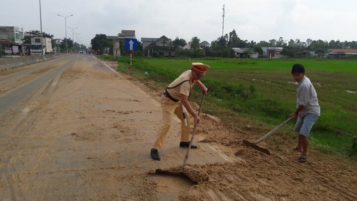 Ảnh: CSGT dọn chất thải, giúp dân tránh tai nạn giao thông