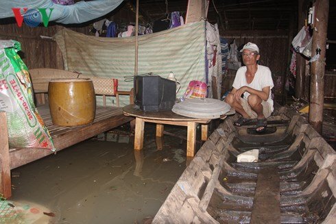 Vỡ đê ở Bến Tre, dân đi xuồng trong nhà