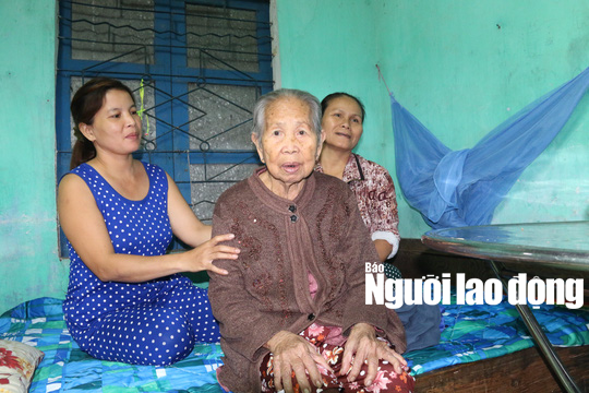 Gặp cụ bà 90 tuổi đang được lo hậu sự bất ngờ sống lại đi quét nhà