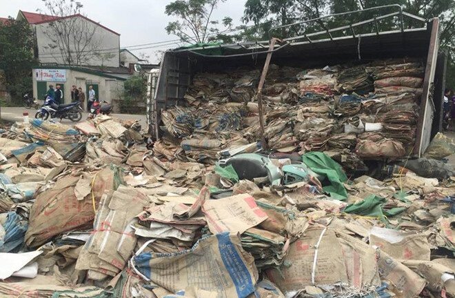 Bắt tài xế xe tải lật, đè chết nữ phóng viên truyền hình ở Nghệ An