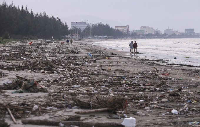 Ảnh: 5km bờ biển Đà Nẵng tràn ngập gần trăm tấn rác