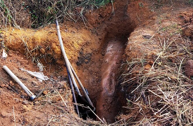 Múc đất sau khu nhà ở giáo viên, phát hiện quả bom hơn 1 tấn còn nguyên kíp nổ