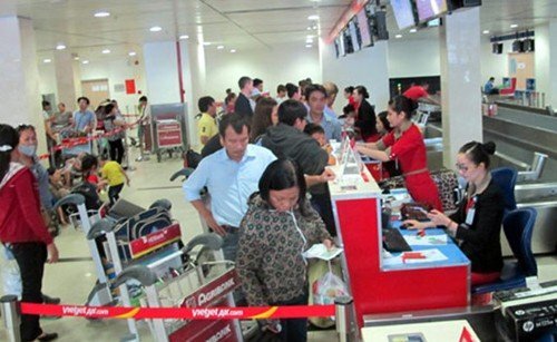 Thấy người nhà bị nhắc nhở, cô gái 22 tuổi túm áo, giật thẻ nhân viên hàng không