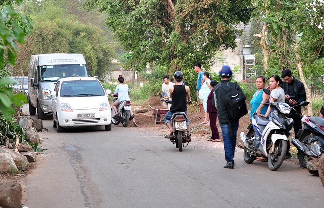 Dân đổ ra đường chặn xe, chửi mắng tài xế lái xe né BOT Biên Hoà