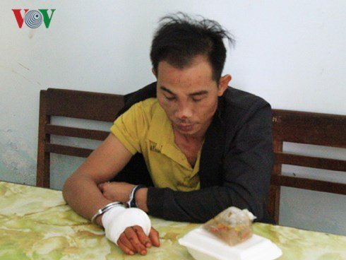 Kẻ bắt cóc con riêng của vợ để tống tiền, đâm trọng thương công an khai gì?