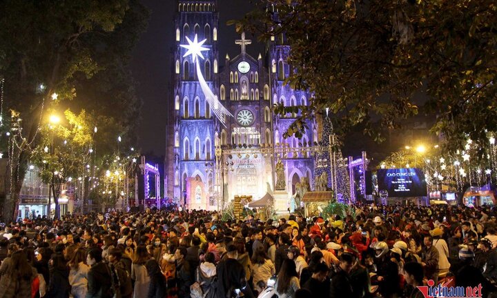 Ảnh, video: Phố Hà Nội ken cứng người trước thềm Giáng sinh 2017