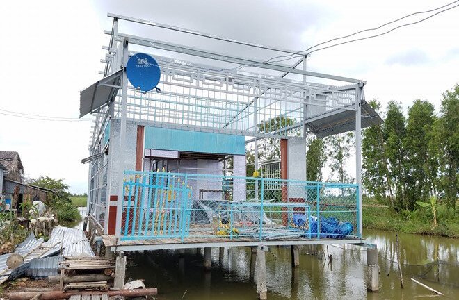 Dân Cà Mau dựng lại nhà sau khi dỡ hết mái để tránh bão số 16