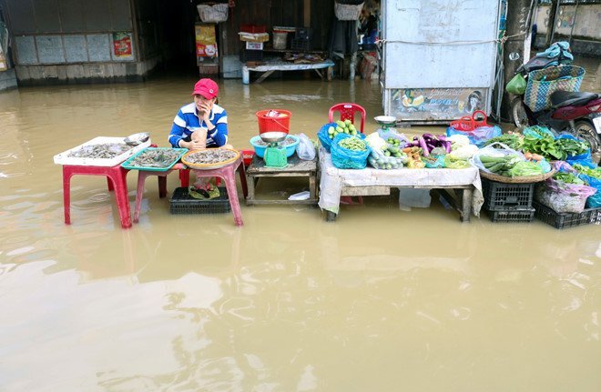 Lũ về đột ngột, dân Nha Trang không kịp trở tay