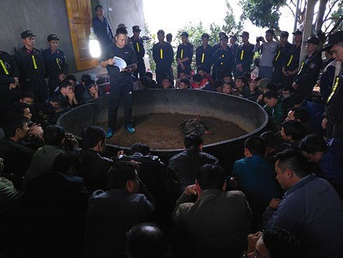 Hơn 100 cảnh sát đột kích sới gà, bắt 52 người ở Điện Biên