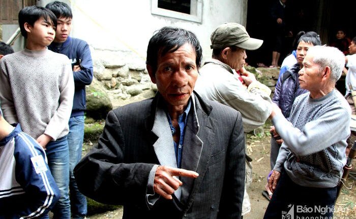 Bị nữ sinh cắn vào ngón tay, thầy mo phải đi tiêm phòng