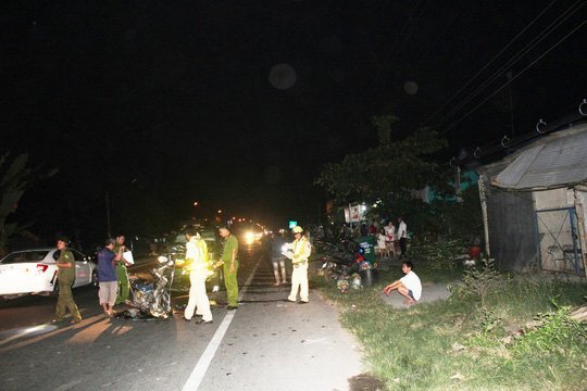Ô tô vượt ẩu tông xe máy, đôi nam nữ thiệt mạng