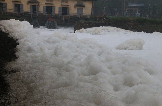 Cận cảnh dòng sông 'tuyết' trắng xóa ở Hà Nam