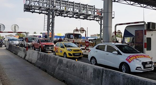Bị 3 ô tô 'phong tỏa', trạm BOT Cần Thơ - Phụng Hiệp ùn tắc hơn 2 km