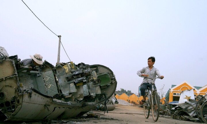 Ảnh: Sau vụ nổ khiến 2 người chết, làng nghề 'mổ xác máy bay' im ắng lạ thường