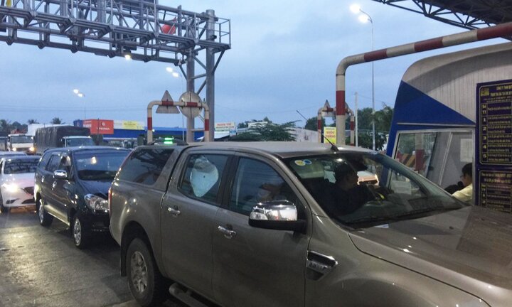 Video: Nhân viên BOT Cần Thơ - Phụng Hiệp thu sai giá vé, tài xế dừng xe cố thủ tại trạm