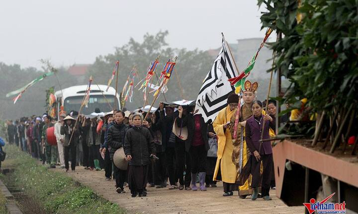 Đông nghịt người dự lễ tang Chủ tịch huyện Quốc Oai