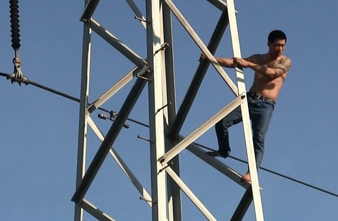 Thanh niên nghi 'ngáo đá' đu mình trên cột điện cao thế ở Sài Gòn
