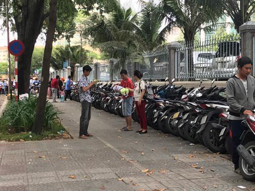 Những bãi giữ xe 'vua' trên vỉa hè quận 1