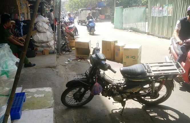 Đang bán hàng, chủ tiệm tạp hóa bị thanh sắt dài hơn 1m rơi trúng