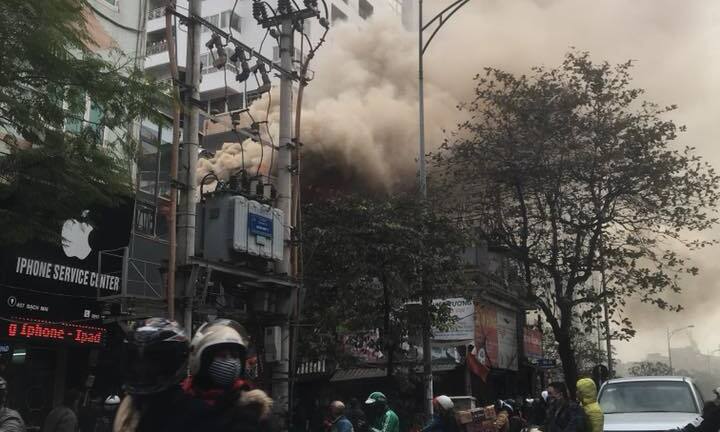 Cửa hàng bán đồ gia dụng giữa phố Hà Nội bốc cháy ngùn ngụt