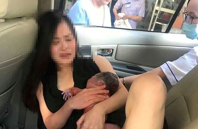 Kẹt xe không kịp đến bệnh viện, chồng đỡ đẻ cho vợ trên taxi