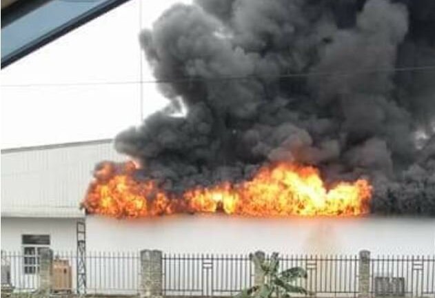 Công ty sản xuất đế giày ở Hải Phòng bốc cháy dữ dội