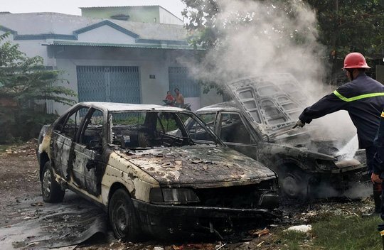Dân đốt rác rồi bỏ đi, 2 xe ô tô bị thiêu rụi