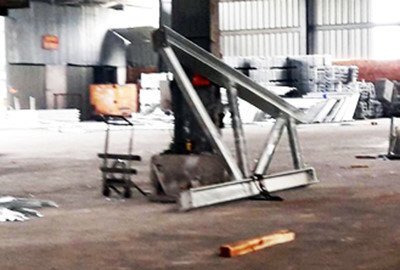 Khung sắt nặng nửa tấn đổ sập, đè chết nam công nhân ở Đồng Nai
