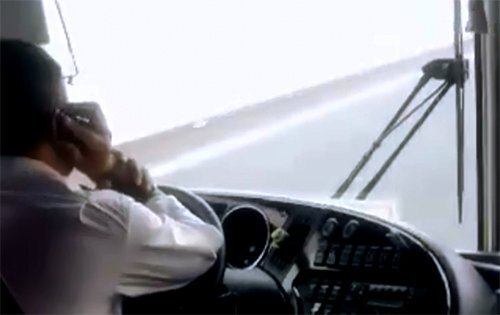 Đề xuất cấm dùng điện thoại khi lái ô tô