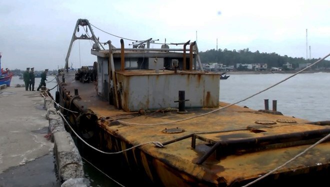 Sà lan nghi của Trung Quốc để xây công trình trên biển bị trôi dạt