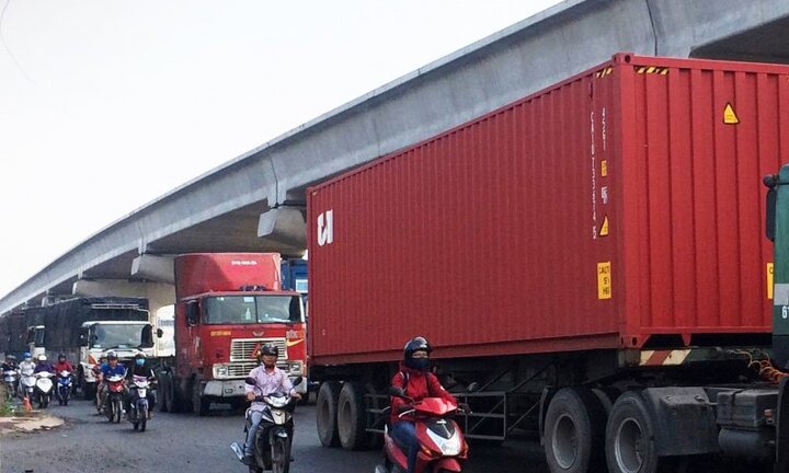 Tài xế bị thùng container đè chết trước ngày cưới