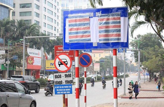 Lý do hàng loạt biển báo giao thông ở Hà Nội bị bịt kín