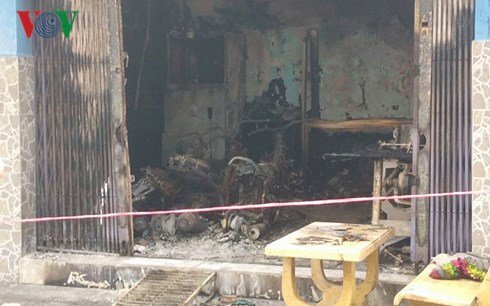 Cháy nhà lúc rạng sáng, 2 người lớn tuổi bị mắc kẹt bên trong