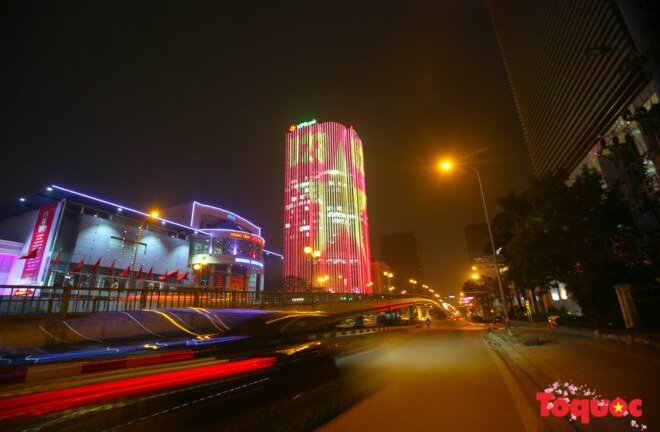 Ảnh: Tòa cao ốc giữa Thủ đô 'khoác áo' quốc kỳ cổ vũ U23 Việt Nam