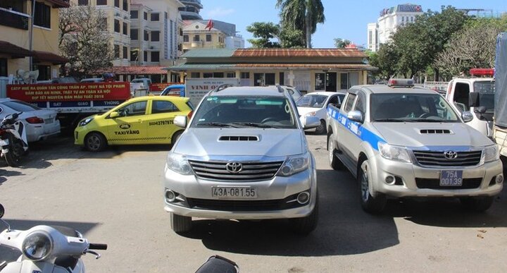 Xe 7 chỗ chở khách chui tuyến Huế - Đà Nẵng: 'Nhà xe có 4 người làm công an đấy!'