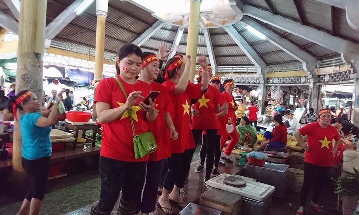 Tiểu thương Huế đeo băng rôn cầm cúp chạy quanh chợ hò vang 'Việt Nam vô địch'