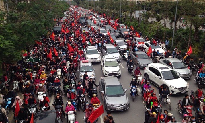 Xe bus mui trần chở các cầu thủ U23 Việt Nam len lỏi giữa biển người