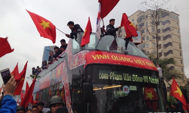 Dân Thủ đô trèo cây chờ gần 4 giờ vẫn chưa gặp được tuyển thủ U23 Việt Nam