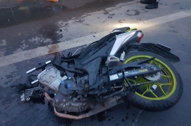 Xe máy gãy đôi sau cú tông xe tải, tài xế thiệt mạng