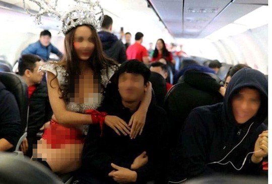 Người mẫu mặc bikini trên chuyên cơ đón U23 Việt Nam: VietJet kỷ luật nhân sự liên quan