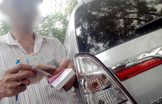 Ngang nhiên 'xẻ' đường thu tiền trông giữ ô tô ở TP.HCM
