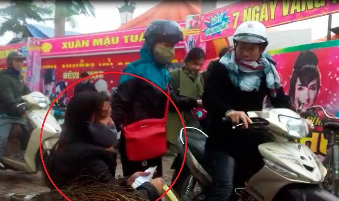 Hai cán bộ phường bỏ nhiệm sở đi trông xe hội chợ