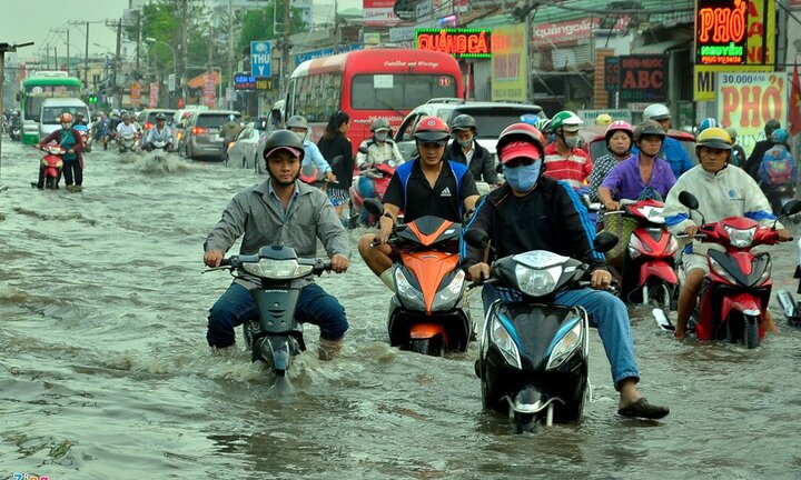 Ảnh: Triều cường dâng cao làm vỡ đê, đường phố Sài Gòn ngập sâu