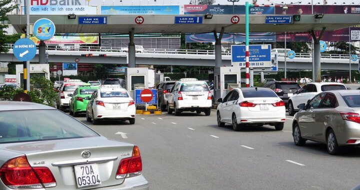 Thứ trưởng Bộ GTVT: 'Việc thu phí ra vào sân bay là do lịch sử để lại'