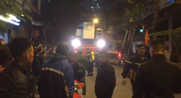 Cháy nhà hàng Bếp Mường ở Hà Nội, nhiều người mắc kẹt bên trong